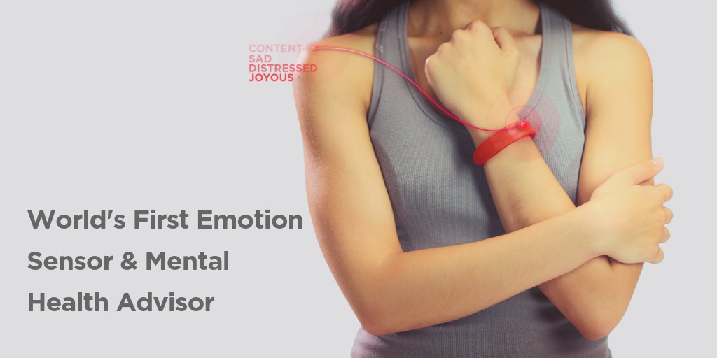 ผู้หญิงสวมเสื้อกล้าม ที่ข้อมือมีสายรัดสีแดงที่ใช้ในการตรวจจับอารมณ์