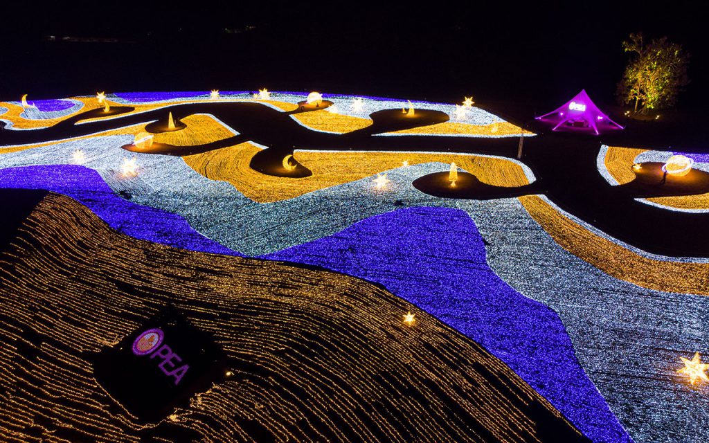 ภาพมุมสูงที่ถ่ายจากโดรน งดงามไปด้วยดวงไฟนับล้านที่ส่องสว่างบนพื้นที่ของสิงห์ปาร์ค