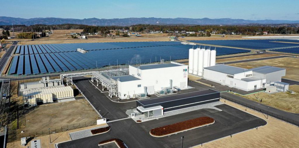 โรงงานผลิตพลังงานไฮโดรเจนฟุกุชิมะบนพื้นที่ขนาด 180,000 ตารางเมตร มีทั้งแผงโซลาร์เซลล์ และตัวโรงงานหลายอาคาร