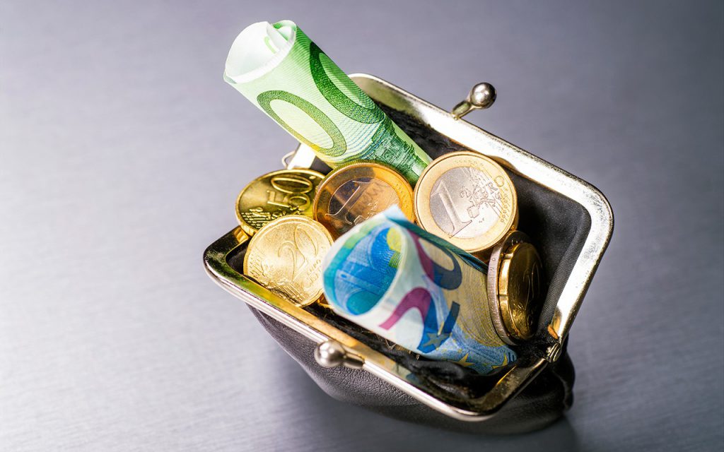 กระเป๋าใส่เหรียญทรงคลัตช์ มีเหรียญยูโรขนาดต่างๆ และแบงก์ยูโรม้วนใส่อยู่